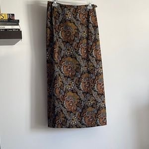 Harve Benard paisley form fitting skirt. Size 8